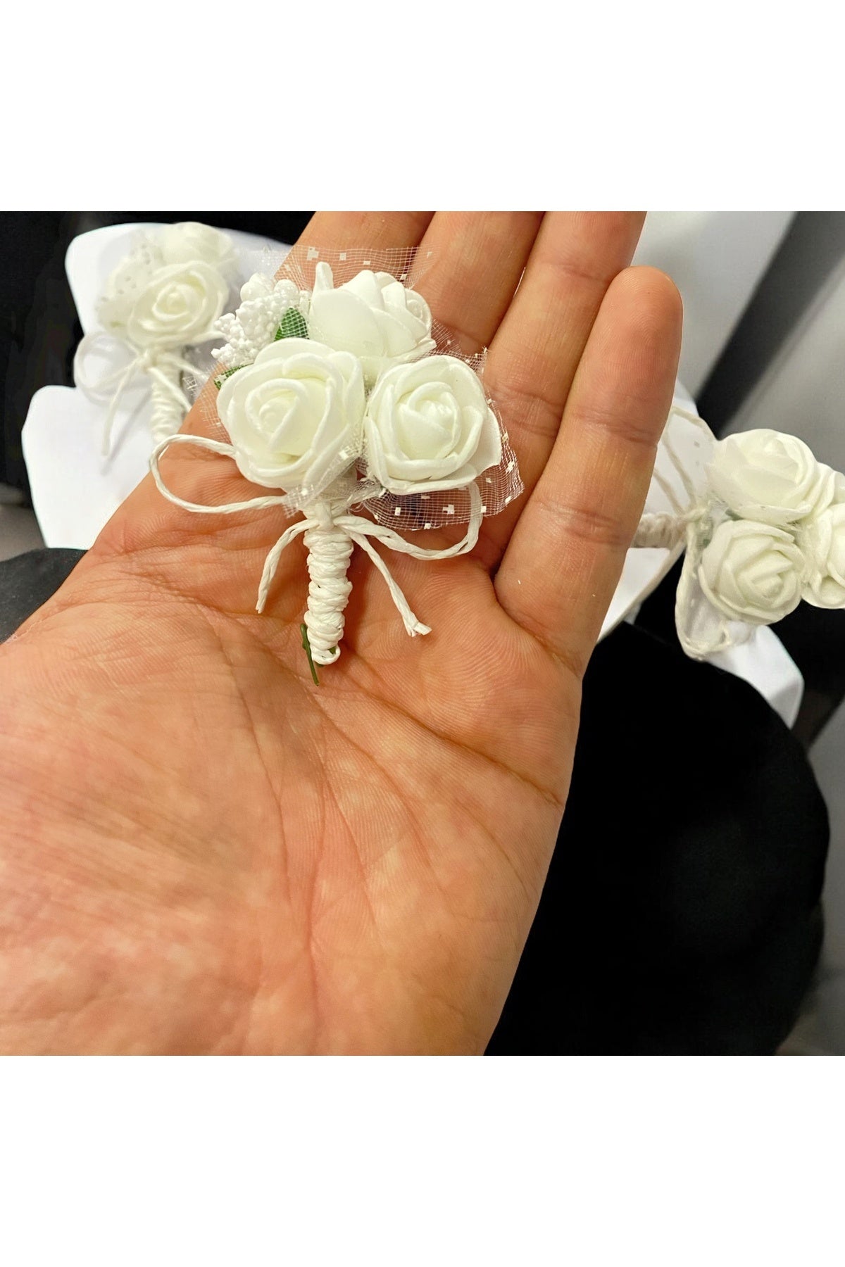 Beyaz Gül Detaylı Damat Yaka Çiçeği ve Yaka İğnesi - Kar Beyaz Şıklık”